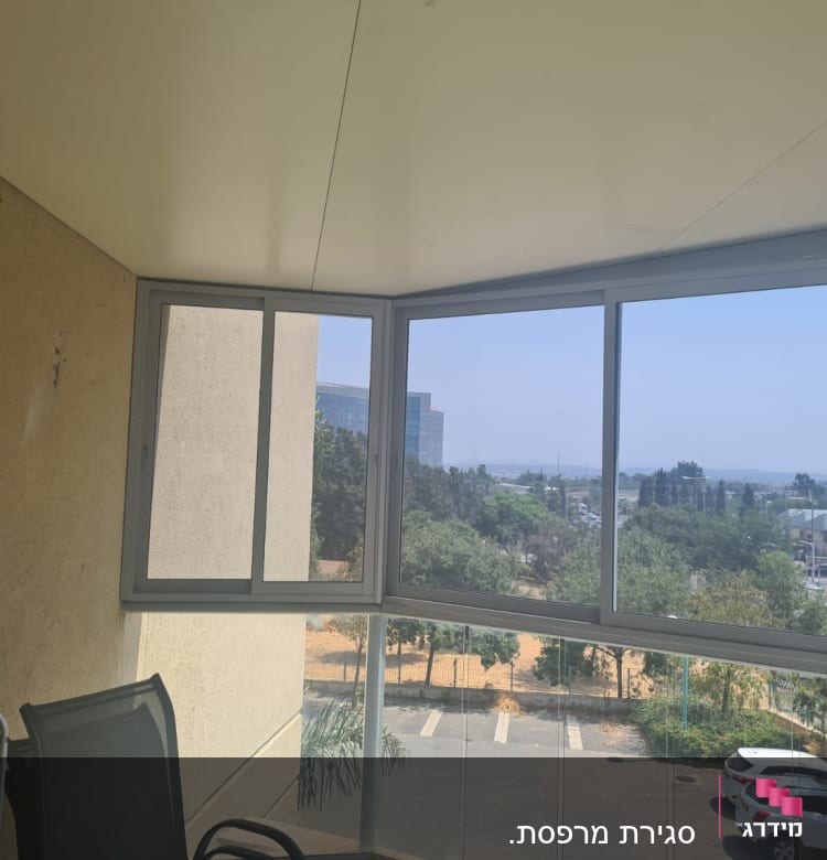 חלונות אלומיניום במרפסת סגורה עם נוף חיצוני